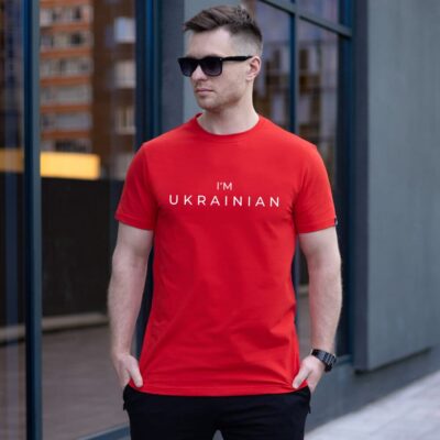 Футболка мужская однотонная красная Pobedov Peremoga - I'M UKRAINIAN наклейка біла