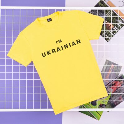 Футболка мужская однотонная жёлтая Pobedov Peremoga - I'M UKRAINIAN наклейка чорна
