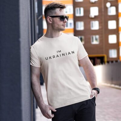 Футболка мужская однотонная молочная Pobedov Peremoga - I'M UKRAINIAN наклейка чорна